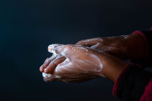 肥皂一个人用肥皂洗手-在冠状病毒大流行期间洗手的重要性重要预防手