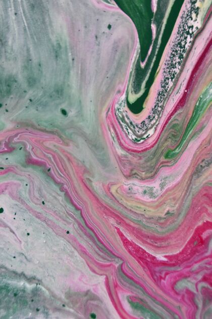 五彩缤纷垂直拍摄的绿色粉红色和白色抽象图案与油漆在水中颜料色彩流体