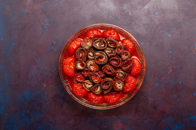 熟的顶视图熟蔬菜餐番茄和茄子在黑暗的表面晚餐胡椒菜