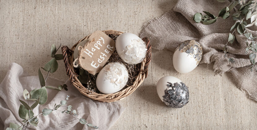 传统复活节静物画 彩蛋放在柳条篮子里复活节快乐复活节彩蛋花复活节