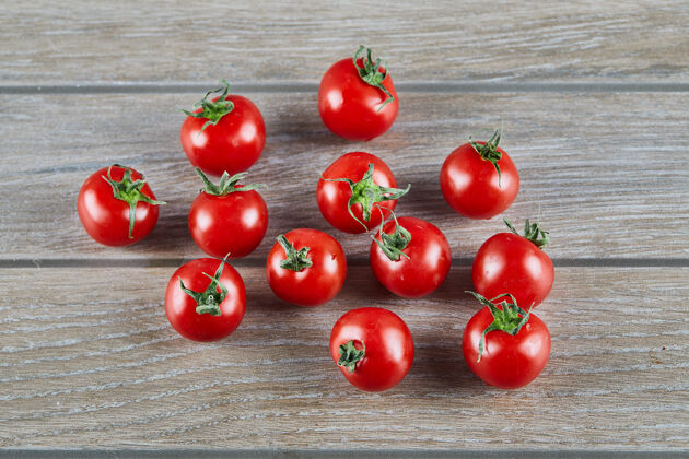 营养一堆新鲜多汁的西红柿放在木桌上美味串农业