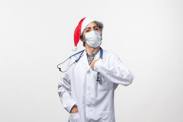 医院正面图男医生戴着无菌口罩上白墙病毒新年大流行实验室外套医药绝育