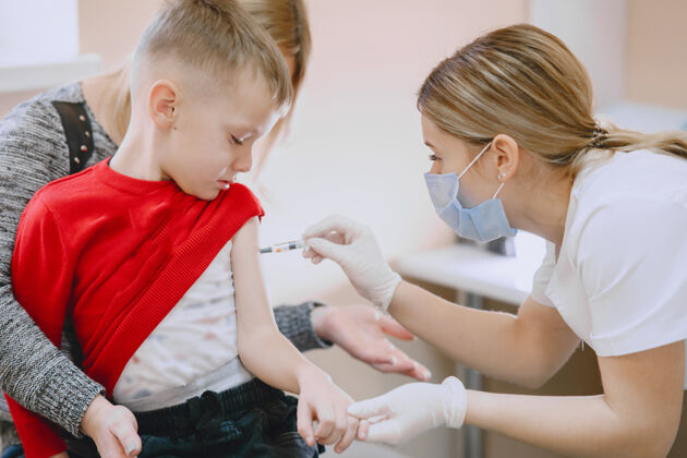 儿童小孩看病医生在给小孩手臂打针医疗保健护士感染