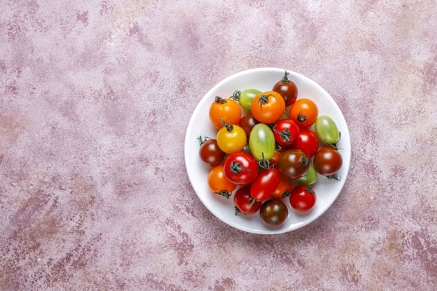 成熟五颜六色的樱桃番茄团体空间配料