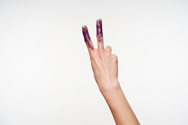 姿势前视图描绘了一个女人的手被举起 同时用举起的两个手指形成胜利手势 被隔离在白色上手势的概念胜利手臂紫色