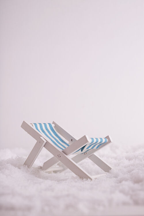 日光浴床一个小玩具在雪地里晒太阳的特写镜头冰海小