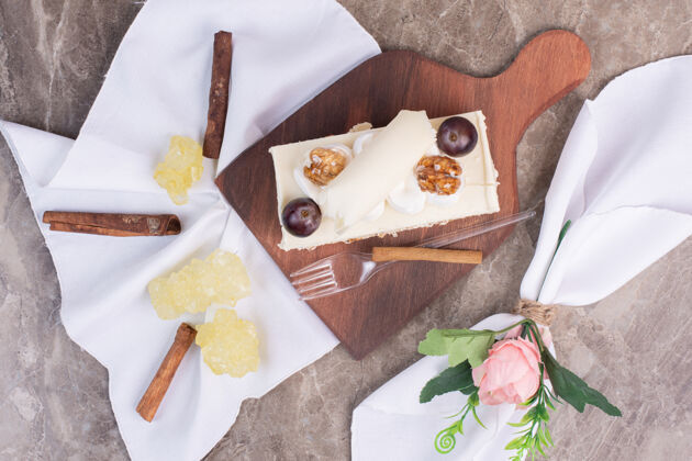 顶部视图用桌布和糖果在木板上切蛋糕木制美味块