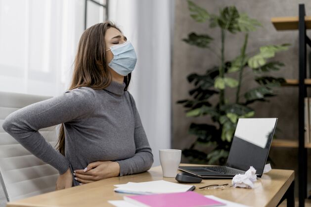 面罩在家工作时腰疼的女人压力停留呆在家里