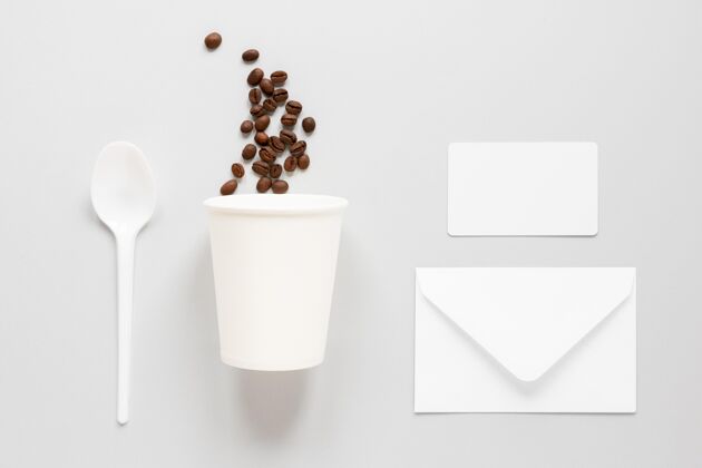 顶部视图顶视图咖啡杯 咖啡豆和笔记本热品牌平板