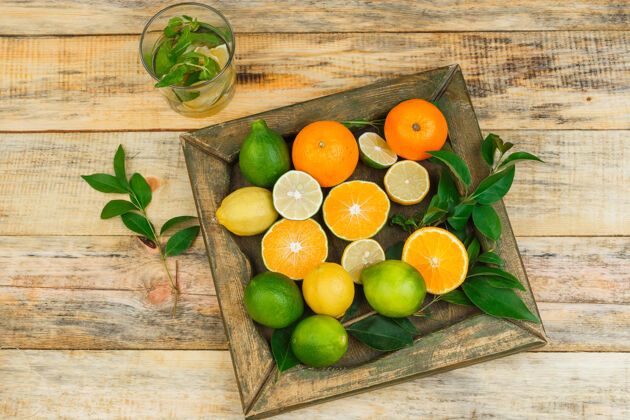 葡萄柚用发酵饮料把柑橘类水果放在青铜盘子里关上切片食物不同