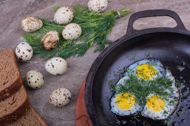早午餐在金属锅里用香草煎鸡蛋厨房有机盘子