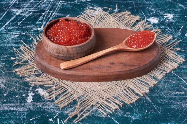 美味木板上的红鱼子酱传统生物食品
