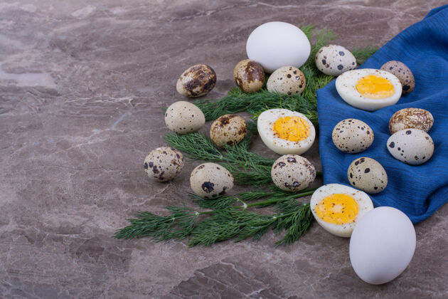 质量在蓝色的薄纸上煮生鸡蛋成分健康新鲜