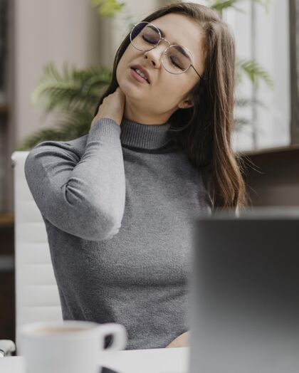 压力女商人在家工作时脖子疼爆发病毒预防