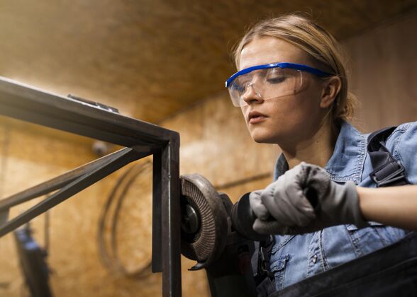 工人女焊工使用角磨机职业就业工作