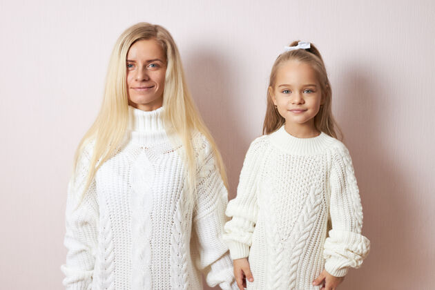 季节《人与世代》的概念这是一张迷人的年轻欧洲母亲与美丽的小女儿手牵手的照片 两人都穿着舒适温暖的毛衣孩子休闲小