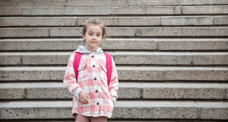 童年开学和秋天的第一天一个可爱的女孩站在宽大的楼梯上知识教育学校
