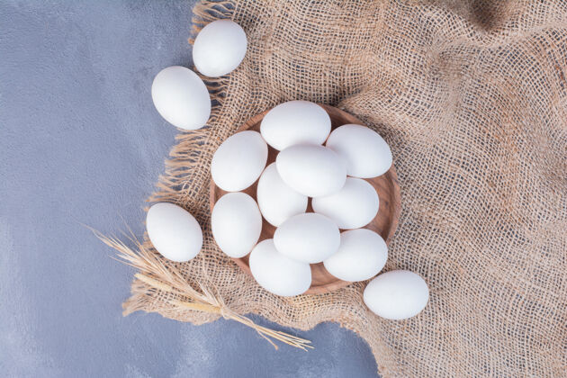 顶部视图有机鸡蛋放在厨房毛巾上食品顶部健康