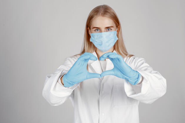 实验室戴着医学面具的医生冠状病毒主题隔离在白色背景上外科诊所健康