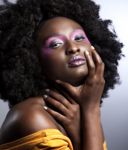人漂亮的年轻美籍非洲裔女性 皮肤光滑 妆容美丽肖像模特微笑