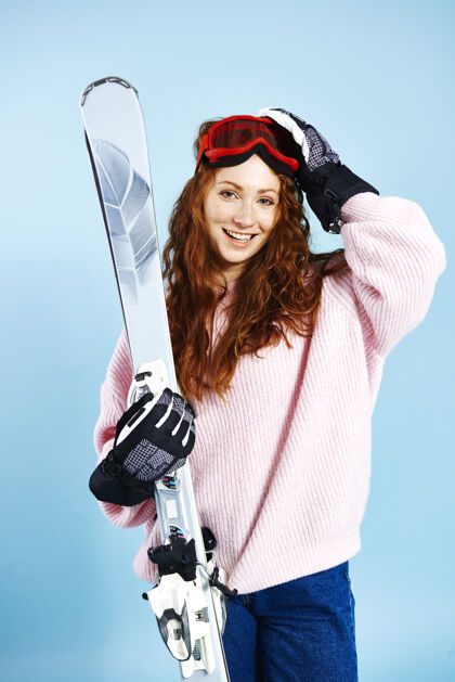 温度微笑着拿着滑雪板的女孩的画像肖像手套护目镜