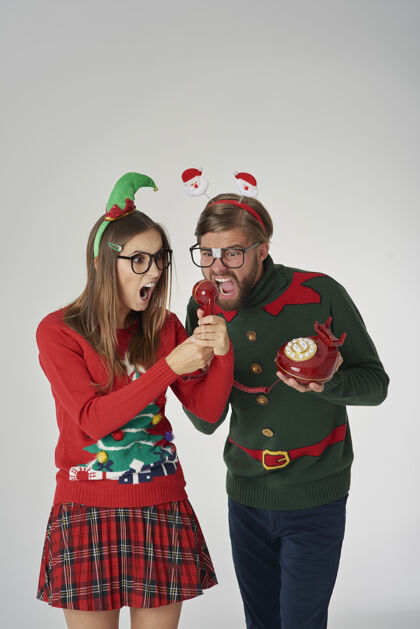 眼镜圣诞情侣在电话里尖叫庆祝眼睛穿制造