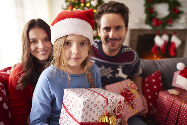 礼物圣诞节期间的家人孩子包装生活