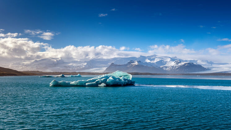 天空冰柱在约库萨龙冰川湖 冰岛全景自然环境