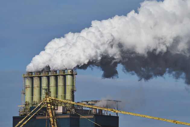 空气工业区的工厂冒出浓烟植物烟雾自然