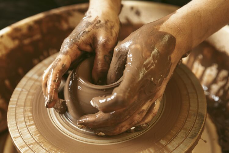 工作专业的工匠在车间工作爱好手工工作