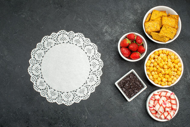 菜俯瞰不同的食物饼干水果和糖果脆盘子饼干