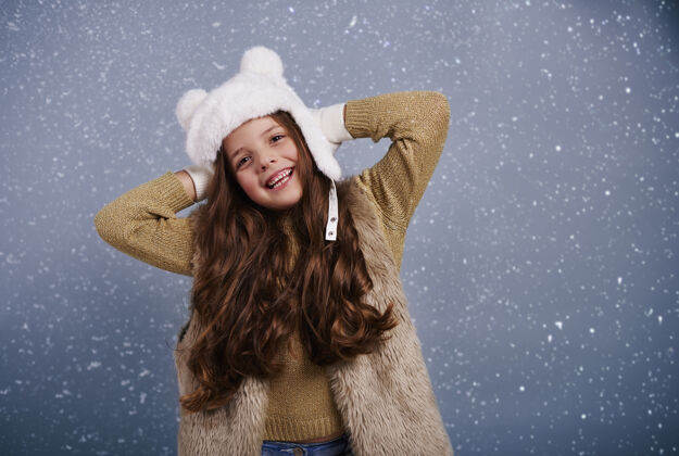 微笑在摄影棚拍摄的快乐女孩的肖像冬天白天圣诞节时间