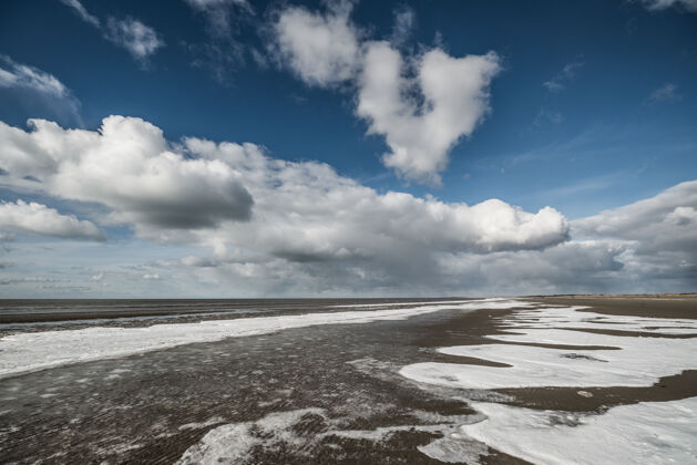 云丹麦海滩上的冰海雪冷