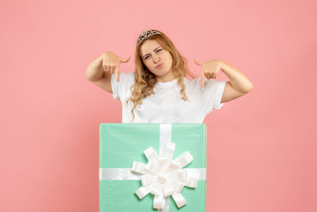 年轻蓝色礼品盒内的年轻女性正面图头发情感盒子