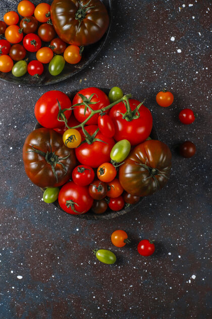 观点新鲜的有机西红柿美食顶部红色