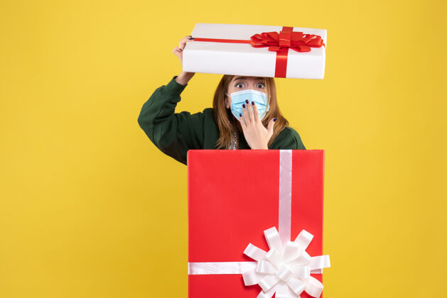 信封正面图无菌口罩内的年轻女性礼品盒情感年轻圣诞节