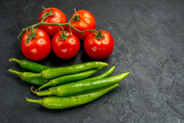 配料前视图绿色辣椒和红色番茄辛辣蔬菜辣椒