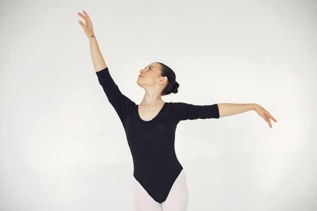动作漂亮的芭蕾舞演员尖角的芭蕾舞演员移动传统芭蕾舞