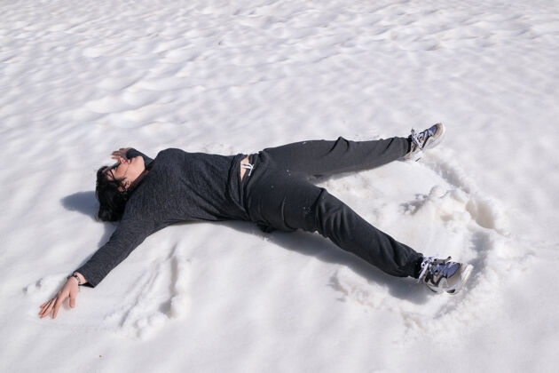 环境躺在雪地里的女人自然躺着休息