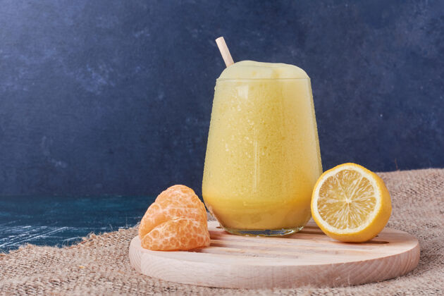 水果柠檬柑配上一杯蓝色的饮料生物食物美味