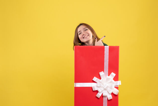 礼物礼物盒内年轻女性的正面图里面微笑购物者
