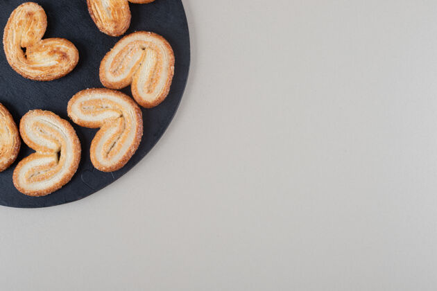 片状在白底黑板上排列片状饼干烘焙食品烘焙商品