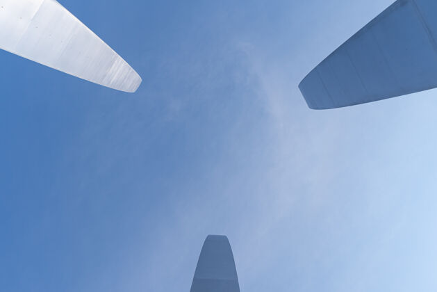 高弗吉尼亚州阿灵顿空军纪念馆在蓝天下的低角度拍摄美国纪念碑蓝色
