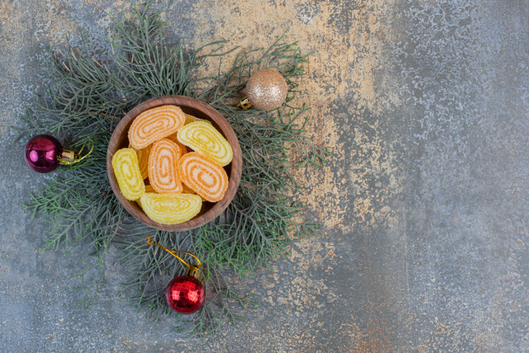 美味一个装满果冻 橘黄色糖果的木碗高质量照片水果点心木制