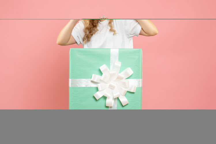 人蓝色礼品盒内的年轻女性正面图漂亮礼物节日