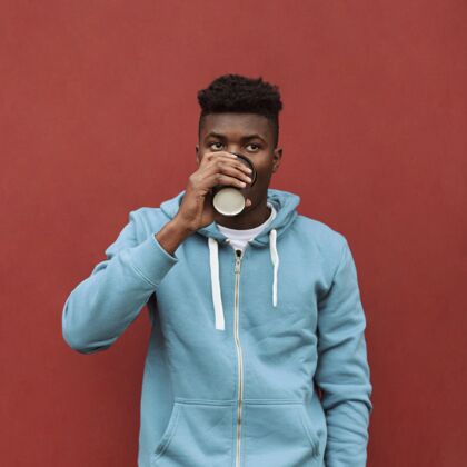 青少年帅哥少年在喝咖啡生活方式城市健康