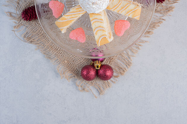 圣诞节圣诞蛋糕片和心形糖果放在玻璃盘上节日烘焙甜点