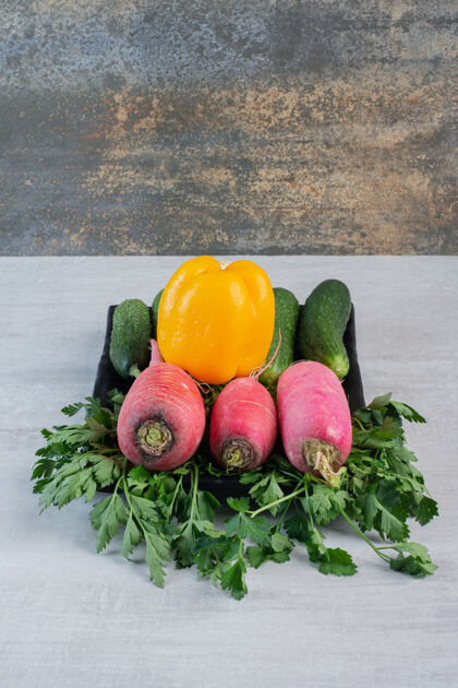 铃铛石桌上摆放着新鲜的黄瓜 红萝卜和胡椒高品质照片有机农业什锦