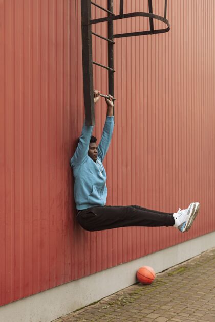 运动运动装训练中的活跃少年运动健身垂直