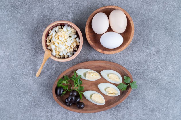 家禽有橄榄和煮鸡蛋的木板高质量的照片鸡蛋吃好吃